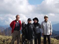 十枚山に登りたいと仰り(・□・；)　安倍奥の盟主・十枚山(1,726ｍ)に登れればたいていの山は大丈夫でしょう　2014年11月、右端がSSさん