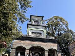 更に奥に進んで鼠多門、鼠多門橋を渡ると尾山神社へ直結
神門のステンドグラスが光を通して綺麗でした