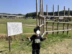 新城駅からはタクシーを利用し、長篠の戦い跡、医王寺（武田勝頼本陣跡）に立ち寄ってもらい、最終的に長篠城址で降ろしてもらいます。4,000円くらいでした。

長篠の戦いの古戦場と長篠城址を訪問したいと思い、交通機関を調べていると、バスも電車もあるのですが、いかんせん、時間が合わなかった（今回はタイトなスケジュールだったため、ちょうど良い時間のバス便、鉄道便がなかった）ので、仕方なくタクシーを利用することに。

まずは、長篠の戦いで象徴的な「馬防柵」を見に。これは復元ですが、織田信長が最新鋭の鉄砲隊を駆使し、まだ騎馬隊が中心だった武田勝頼の軍勢を見事破ったというそのときに、この柵から信長陣営の鉄砲隊が鉄砲（火縄銃）を放ったということで有名な柵です。