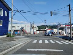 正面が只見線の越後須原駅．