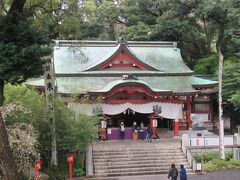 来宮神社にやってきました。駐車場は満車だったので、来宮駅前の駐車場に停めました。熱海郷の地主の神で、来宮大明神と称し、来福や縁起の神として古くから信仰されてきました。祭神は日本武尊、五十猛命、大己貴命です。境内は山の斜面に沿って高くなっています。銅板葺き屋根、赤い柱や梁の本殿は石段の先にあります。参集殿の屋上にあるカフェから本殿の屋根がよく見えます。