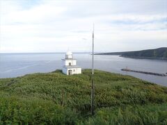 ペシ岬展望台の先には灯台がありました．