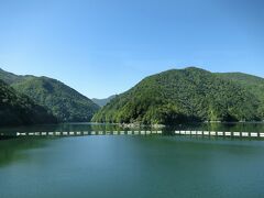 ツアーバスは一路上高地へ。
上高地には今も昔もマイカーでは入れません。松本電鉄かバスで新島々まで行き、そこから路線バスに乗り換えて上高地まで行くのが公共交通機関を使用した一般的なルート。現在ではマイカーの利用が多いので新島々駅の周辺に多くに駐車場が設けられています。
マイカーの場合は駐車場からシャトルバスに乗って上高地に向かいます。
現在では大型バスが通行できるトンネルが開通したので、観光バスは直接上高地に入ることができます。
写真は奈川渡ダムにより梓川が堰き止められてできた梓湖です。
上高地は梓川沿いの道を遡り、中の湯温泉に向かう道を右折して釜トンネルを通過して行きます。
