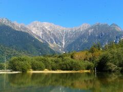 その前にこの景色をもっと堪能しましょう。
穂高連峰を拡大すると迫力ある山岳風景が・・・。左に見える西穂高岳（2909ｍ）から右端の明神岳（2931ｍ）まで全ての峰が見渡せます。
この絶景、壮観でしね。