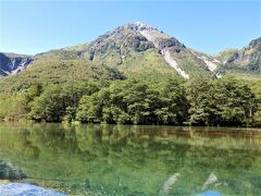 焼岳と大正池です。
焼岳は長野県と岐阜県に跨る標高2455ｍの活火山です。
私が大学時代に訪れた時は山肌は赤茶色をしていてごつごつした岩がむき出しの山で白い噴煙が上がっていました。
現在の焼岳は山腹が緑の草木に覆われ穏やかな印象の山に変貌していました。