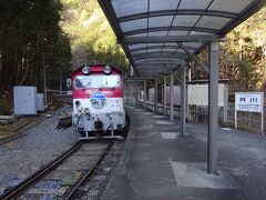 【その４】からのつづき

井川の集落内を散歩して、井川駅に戻ってきた。
オフジーズンの平日は１日３本しか来ないので、次のこの列車が早くも今日の最終列車。

※現在はダイヤが変わって１日２本のみになってます。