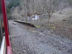 尾盛駅。
こちらはアクセスする道がない秘境駅。