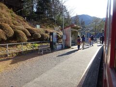 ２つの鉄橋の間にある、午前中訪れた奥大井湖上駅。
５～６人の乗車があり、車掌さんは機関車の後ろの客車に案内していた。