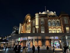 夜の東京駅赤レンガ駅舎。

*友達の写真