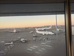 まだ1月ということもあり7時前後の羽田空港は朝焼けが奇麗