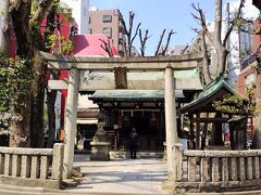恵比寿駅に向かって、恵比寿神社。
街中に古い神社が残されていて、地元の熱心な方が参拝にみえてました。

