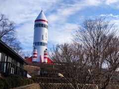 稲荷神社でお参りしてさらに進むとロケットがありました。稲荷山公園 コスモタワーというそうです。JAXAの臼田研究所があるのにちなむものらしいです。
https://www.city.saku.nagano.jp/shisetsu/koen/usuda/inariyama.html