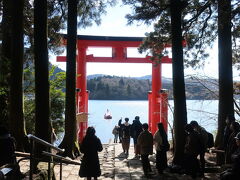 湖が明るくてコントラストが難しいよ。

「平和」の扁額は１９６４年に鎮座１２００年と
東京オリンピック開催を記念して掲げられました。
以来、【平和の鳥居】と呼ばれているようです。

扁額は湖に向かって掲げられているので陸からは見えません。
平和の文字は吉田茂元首相の真筆なんだって。