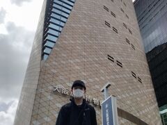 大阪歴史博物館を背景に記念撮影