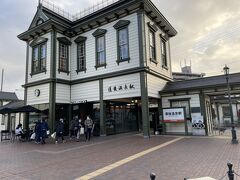 【道後温泉駅】
坊っちゃん列車の終着駅
降車場所の奥で方向転換が見られます。
