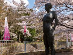 次に訪れたのは水芭蕉の群生地、「藤垈の滝(フジヌタノタキ)・大窪いやしの杜公園」。
八代ふるさと公園の近く、車で数分のところにあります。

駐車場に咲く満開の桜と彫像。
