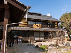 遅めのランチは塩山の「甲州ほうとう 完熟屋 本店」へ。
ラストオーダー時刻がよくわからず、ちょっと厳しそうで焦っていましたが間に合いました。お昼は３時までの営業でラストオーダーはその少し前でした。
山梨ですからほうとうのお店はあちこちにあって、どこかで食べられればいいなと思っていました。旅行の最後に同じ塩山の慈雲寺に行く予定で、ルート的に都合が良さそうだということで特に拘らずに選んでいたお店ですが、築１２０年の古民家を改装したとても素敵なお店でびっくり。とても人気店らしく遅い時間ですがけっこう混雑していました。