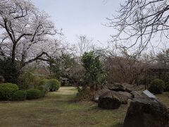 古墳近くの寺院
真言宗中興の祖とされる覚鑁(かくばん　1095-1144)の生誕地です。