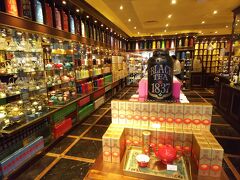 こちらは「ＴＷＧ」という紅茶専門店。こちらはシンガポールのお店。
これから当分の間、こうした高級感あふれる店を見ることはないだろうな。
