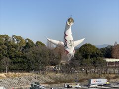 万博記念公園駅で途中下車。
モノレール駅あたりから見える太陽の塔。
思っていたより巨大で驚きます。