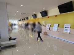 空港から送迎バスで１０分チョイ、タイムズの新千歳空港店にやって来ました。こちらは約４年前に新築移転したということで、建物は大きくてキレイ、手続きもスムーズでした。