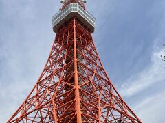 5分ぐらい歩いたら、もう目の前に東京タワーがあります