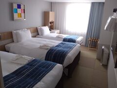 カーシェアで返却して、ゆいレールにてお気に入りのホテル逸の彩ホテルに来ました
今回は大人３名、小学生２名（無料）なので、トリプルの部屋を予約しました
全国旅行支援にて１泊１４６４０円（公式HPから予約）
地域クーポンを１万円分頂きました
事前にトリプルの部屋で添い寝が２名になる場合は子供１名の朝食代７００円がかかると聞いていたのですが、公式HPからの予約で朝食無料、チェックアウトは１２時で良いとのことで安心しました