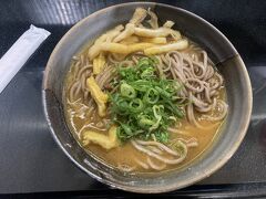 空港行く前に南海なんばでカレーそば。
カレーはレトルトです。