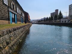 小樽運河にやって来ました。小樽運河は陸地を掘る一般的な運河と異なり、海岸線を埋め立て1923年に完成しています。