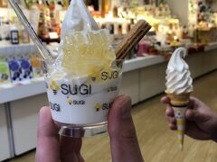 これはまた別の日に同じく巣鴨地蔵通り商店街をお散歩して食べたソフトクリーム。夫が地蔵通りでの食べ歩きを気に入ってしまって２回目です笑
蜂の巣が乗ってて美味しかったです。

イートインスペースで食べていたらお姉さんにはちみつを薦められて、実家へのお土産として購入。会員登録すると安くなるとの事でつい登録してしまったら翌週くらいからものすごい電話やDMが来て後悔…((((；ﾟДﾟ)))))))
とりあえず電話は着信拒否にしました。
DMはまだしも時間構わずの電話攻撃はちょっと…。

こちらの商品自体は美味しくて良いものですが、営業のやり口が怖いです(￣O￣;)
