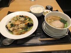 これもまた別の日に巣鴨へ遊びに行った時のランチ。
リーズナブルでなかなか美味しかったです！
息子はこの中華丼に入っているヤングコーンをほとんど食べました^ ^