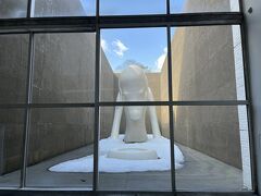 視察も兼ねているので、最初にやって来たのは、県立美術館。

ここの1番の目玉と言えば、屋外に展示されている高さ約8.5m.横幅6.7mの青森犬の立体作品ですね。

写真で見るよりずーっと大きい作品です。美術館の外にあるので、入館料はかからず、無料で観ることができますよ！