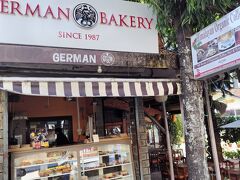 ツアー終了。
innの楽しいオーナーが勧めてくれたgerman bakery.
でかいパン。テイクアウトしました。