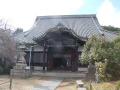 山陽本線と並行する国道２号を歩いていたら山陽本線をくぐれるところがありそこを登ってくるとこの天寧寺というお寺に出ました。ただ山肌にあるお寺が興味深くてこの写真を撮影してすぐに降りてしまったのですが、さらに登ると三重塔があった事を帰ってから知りました。尾道の景色として有名な三重塔ですね。見たかった～(´・ω・`)。