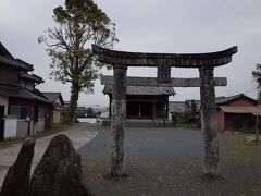 まずは、宿場の外にある在りふれた神社。
でも、実は教会跡。
日本での布教はイエズス会の歴史が長いですが、秀吉の時代にはスペインのドミニコ修道会も参入。ドメニコ会が肥前国で最初に開設した教会跡です。
江戸幕府は、後に痕跡をもみ消しました。