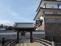 尾山神社の裏側から通じる鼠多門から園内に入りました。