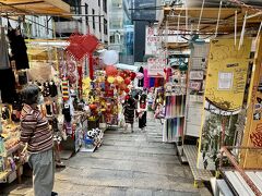 香港で新しいスポットに行けたのに満足し、次は夕飯を食べに行きます。
お目当ての店はポッティンジャー・ストリートを下ったところにあります。