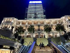 フェリー乗り場から尖沙咀までちょっと歩きますが、街がきれいです。
1881ヘリテージも香港警察が100年以上使っていたという建物をリノベーションしています。
コロニアルスタイルで豪華な建物です。