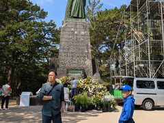 高知到着後、まずは桂浜の坂本龍馬像へ。龍馬になりきるパパ。