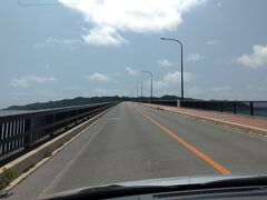 浜比嘉大橋を渡ります。