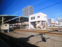 越谷駅を通過します。

■越谷駅
島式ホーム２面６線を有する高架駅。急行線と緩行線（内側）のホームがあり、同じホームで同一方向の電車（急行・準急 → 普通　普通 → 急行・準急）へ乗換えることができます。特急列車は大外の通過線を走ります。

・1920年（大正９） 越ヶ谷駅として開業。
・1956年（昭和31）越谷駅に改称。
・1993年（平成５） 下り線（春日部方面）が高架化。
・1994年（平成６） 上り線（浅草方面）が高架化。
・1997年（平成９） 複々線化完了。
・2001年（平成13）越谷 ～ 北越谷駅間の高架複々線化完成。