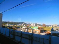 間もなく足利市駅（栃木県 足利市）に着きます。モスグリーンの橋梁は渡良瀬川に架かる中橋です。明日この橋を渡る予定です。