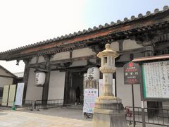 東寺にお参り。
京都駅八条口から歩いて東寺を訪れると最初にあるのが大宮通に面している「慶賀門」です。