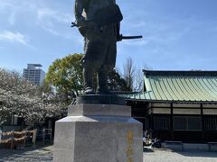 豊国神社にやって来ました。
こちらは豊臣秀吉を祀った神社です。
鳥居をくぐると豊臣秀吉の銅像が立っています。