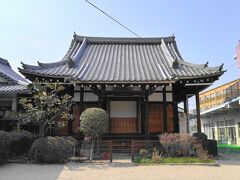 水薬師寺（みずやくしじ）の御本尊は薬師如来像。
現在は七条幼稚園内にお堂が一つだけ残っている状態です。
