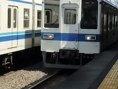 白に青いラインの電車が来ました