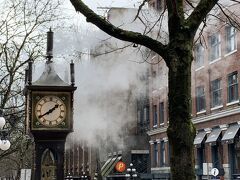 蒸気時計。

次男のリサーチによると、この先の East Hastings St. は治安が悪い所があるとのこと。ここから奥へは行かずにUターンしてきました。。