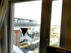 そんなこんなで沖縄到着。

ホテルグランビュー沖縄、５階の部屋からの景観。
赤嶺駅ビューでございます。
