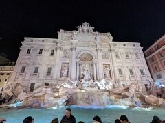 イタリア、ローマに戻ってきました。
言わずもがな、
トレビの泉。