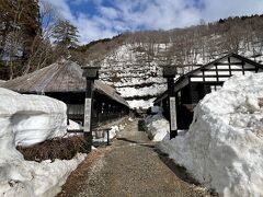 アルパこまくさから10分ほどで乳頭温泉の『鶴の湯温泉』に到着です。
急に決めた旅程なので、まさかこの景色をリアルに見るとは思ってもみなかったです。

鶴の湯温泉の詳細は次の旅行記で紹介します。